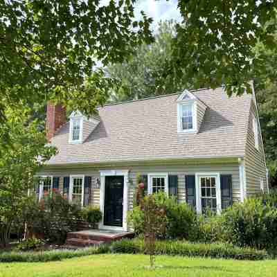 The Cottage Hill is a charming 3-bed house in a primary location in Greensboro Hotel Exterior