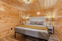 "Ultimate Luxe Escape with Private Movie Theater and Game Room" - Alppimaja