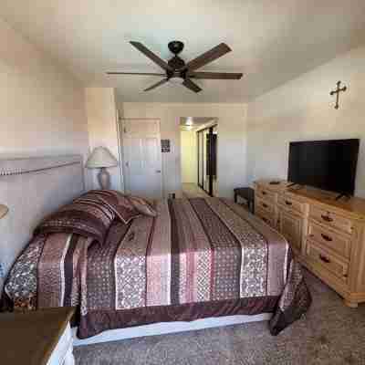 Lakeshore Village Retreat-3BDRM Condo-Walking distance to lake and London Bridge Rooms