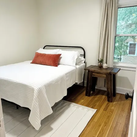Charming 2-bedroom house in Lakewood with WiFi access