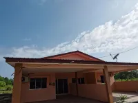 Homestay Che Naa Hotels near Sultan Haji Ahmad Shah Airport