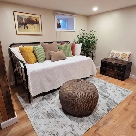 Cozy 1 bedroom basemant apt with private entrance and AC in the heart of Salem