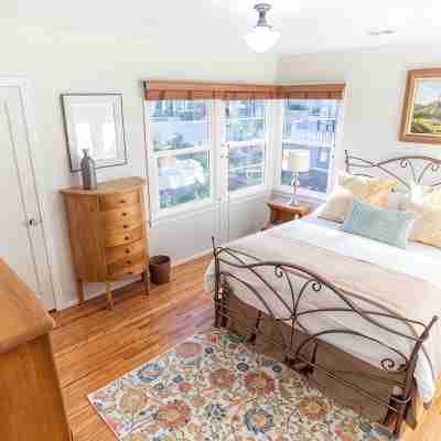 Walk to Tasting Rooms ~ Prime Location + Firepit Rooms