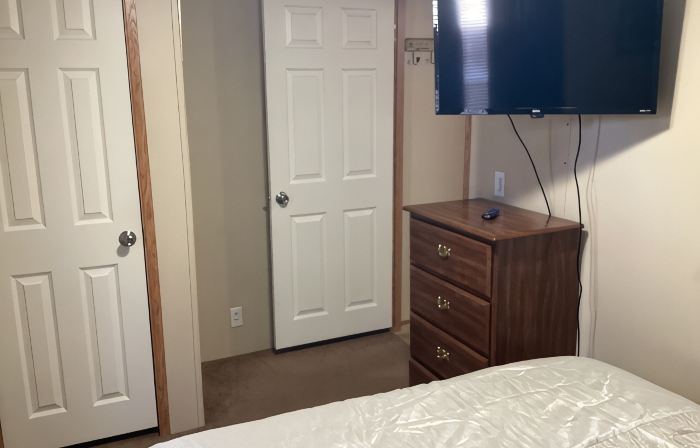 Charming 2-bedroom mobile home with WiFi, AC in peaceful Eddyville KY.