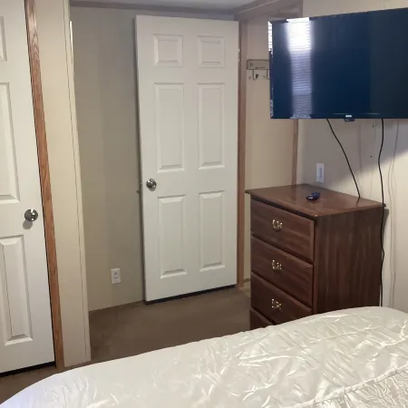Charming 2-bedroom mobile home with WiFi, AC in peaceful Eddyville KY.