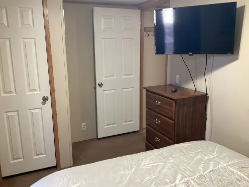 Charming 2-bedroom mobile home with WiFi, AC in peaceful Eddyville KY.