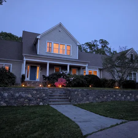 Spacious 5-Bedroom Private Retreat!!! Private setting close to beaches & Newport