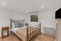 The Cranny: 1 Bedroom House with Indoor Fireplace