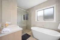 Spacious 5-bedroom building in brilliant Austral with AC