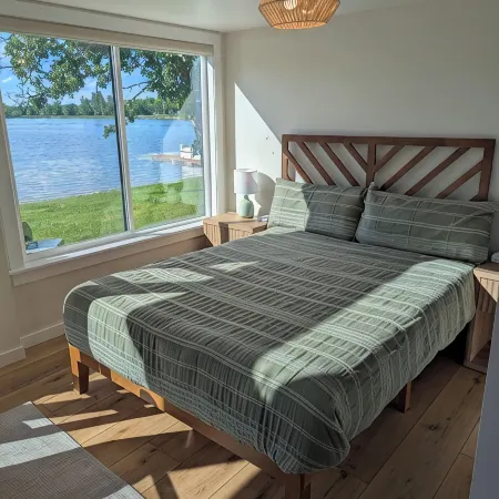 Bright and modern tiny home on the lake!