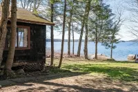 Quaint Cottage on Swan Lake