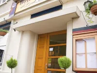 Le Lion DOr Hotels in Orne