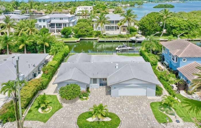 Beach Bungalow: Pet Friendly, Best Canal, Dock, Beach, Pool. Renovated in 2025