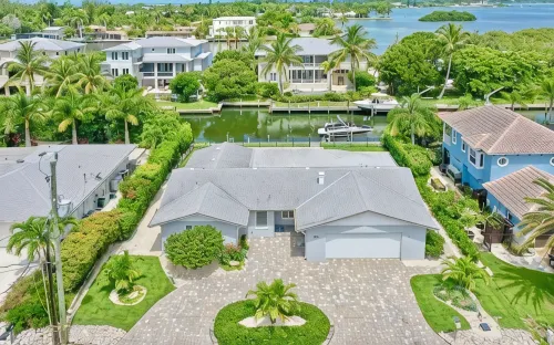 Beach Bungalow: Pet Friendly, Best Canal, Dock, Beach, Pool. Renovated in 2025