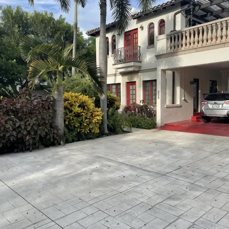 Located in the heart of Old Naples! Enjoy the beach shopping and dining