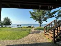 Beautiful lake home on the sandy south shores of Pelican Lake. - de charme