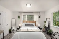 Private Newly Renovated modern loft studio with Free Parking, AC/Heat and WiFi - Holiday Apartments