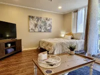 Studio in quite lake setting. Perfect for Golf, visit New Orleans or just relax. Hotels in Diamondhead