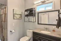 Amazing Dome! Panoramic Barrel Sauna! Hot Tub! Sleeps 6 Pet Friendly, Fire Place