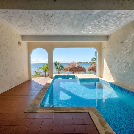 Amazing View Oceanfront with 2 pools, Daily Housekeeping