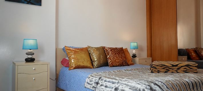 2 bedroom top floor apartment, swimming pool, Air-Con. 孔塞桑-迪-塔維拉酒店
