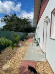 Studio, Private Entrance, fenced in quiet corner, pets ok, large Parking area - Wifi