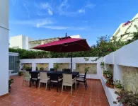 Luxury villa with heated pool, private elevator and wonderful view of Lake Tunis 住宿飯店