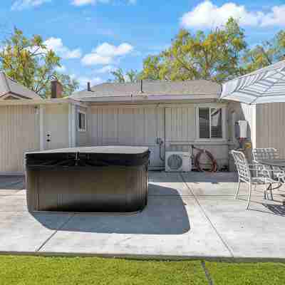Jacuzzi Delight - Luxe 2BD/2BA Walk to UC Davis Medical Center Hotel Exterior