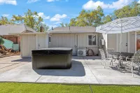 Jacuzzi Delight - Luxe 2BD/2BA Walk to UC Davis Medical Center