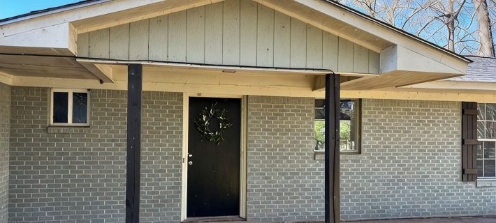 Sleeps 10. Bayou Front Home close to ULM, Sports Complexes, Airport and I-20. Hotels in Monroe