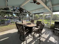 Spacious home directly on Lake Grassy canal. Boat house, hot tub & pool table - 2 stjerner