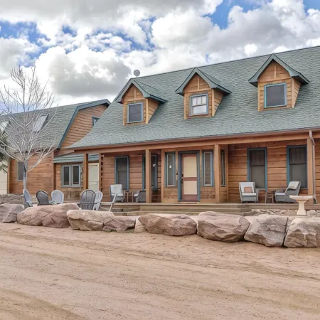 Gorgeous Cabin w/direct trail access for hiking & off roading!