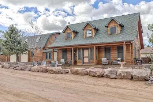 Gorgeous Cabin w/direct trail access for hiking & off roading!