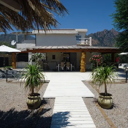 Exceptional 240-m² villa for 9 people direct access to the beach, swimming pool
