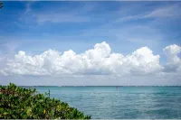 Updated Townhome, Secluded Beach + Pool