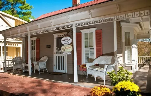 The Best Historic District Victorian Cottage in Eureka Springs - Country Houses
