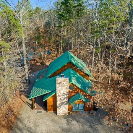 Excellent location! Water view from porch, short drive to Lake and Beavers Bend! Отели в г. Брокен Боу