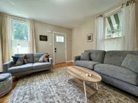 Modern 2BR Charmer Heart of BloNo