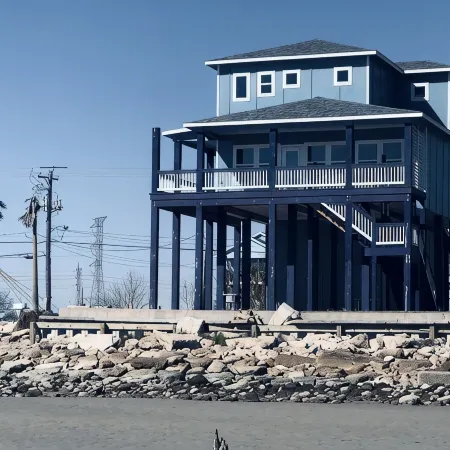 Amazing Waterfront Views of Kemah Boardwalk 3B3B
