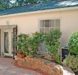 Secluded Cozy Cottage in Historic Downtown