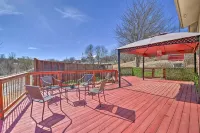 Lakeside Treetop Cottage: Boat Dock & Hot Tub - balcony
