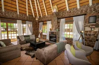 Elegant Desert Lodge - parking