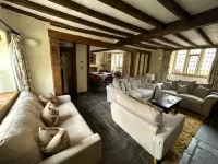 Pitchers is a Grade 11 Cotswold Stone House in the centre of Chipping Campden. - 3-Star