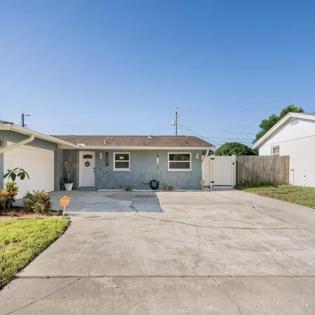 Lovely full house 3/2 w/ pool, few min from beach