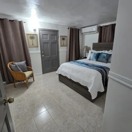 Charming 2- Bedroom Apartment with AC, WiFi in St Thomas' East End Hotels in Frydendal