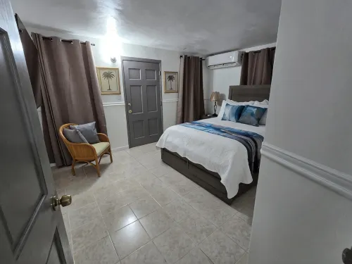 Charming 2- Bedroom Apartment with AC, WiFi in St Thomas' East End