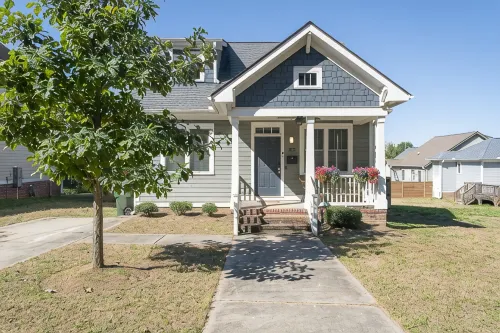 Fam/Biz-Friendly 3BD w/ Fire pit & BBQ - Downtown - 4-Star