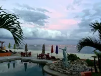 Casa Bella Beachfront. in Town. White Sandy Beaches & Palmas Pickleball Nextdoor - piscine