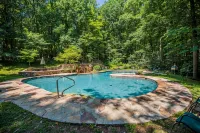 ★Cabin: Pet/Family Friendly, Hot Tub, Large Deck★