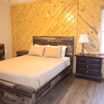 3-bedroom cabin on Lake Erie, second floor balcony and great views of Lale Erie.